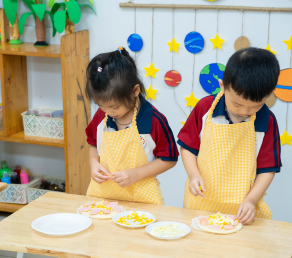 Bé tập làm bánh Pizza