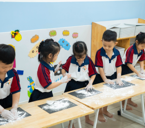 Tạo hình đôi bàn tay từ bột